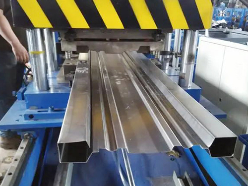 山东全自动汽车厢板设备